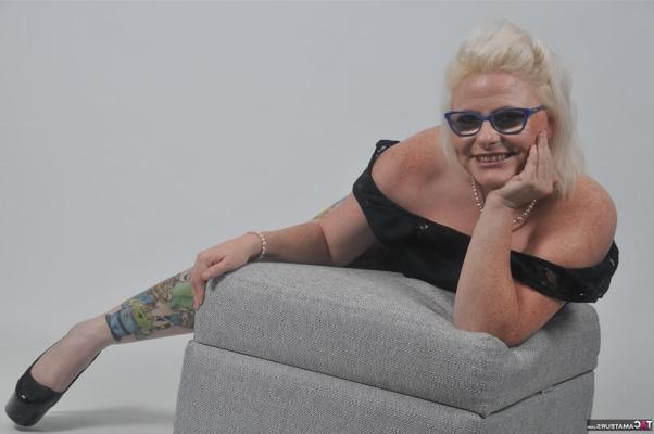 16P Tattooed blonde Mollie Foxxx prepares to swallow water from a goblet