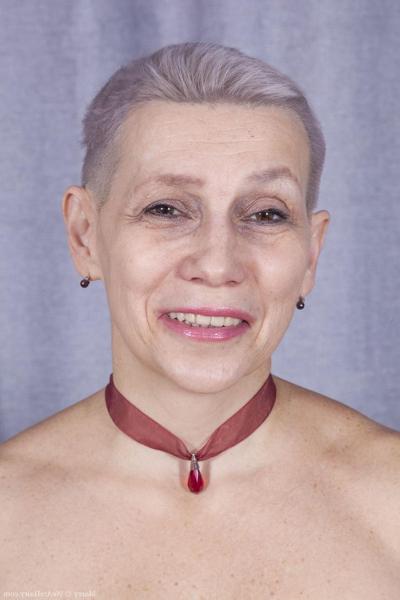 20P Short-haired granny Marry plays with her long pussy hair as she strips