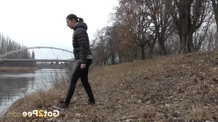 15P White girl Antonia Sainz takes a badly needed piss on a riverbank