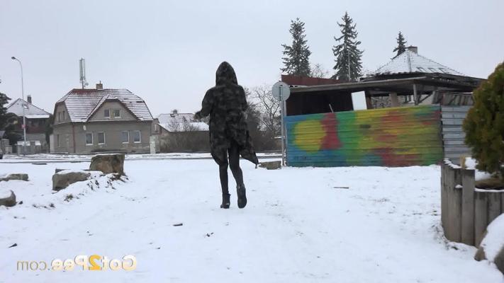 15P White girl Esperansa takes a badly needed piss on snow-covered ground