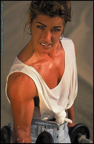 15P Brunette bodybuilder Kelly Oreilly flexes outdoors in various outfits