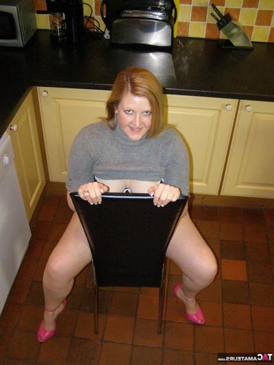16P Amateur plumper Samantha exposes her big butt and snatch in the kitchen