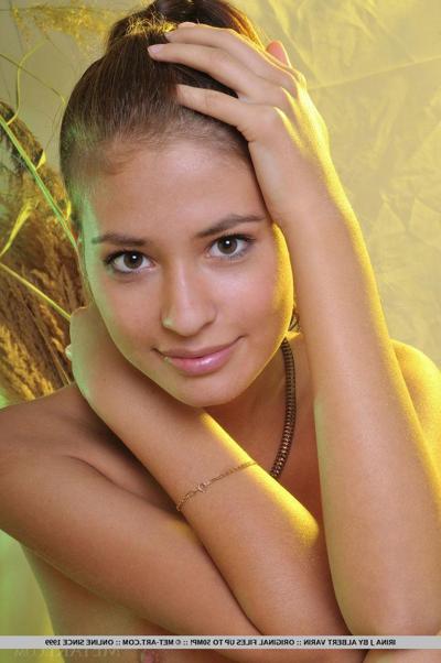 18P La esbelta belleza Irina J desnuda para la cosecha mostrando su dulce coño calvo