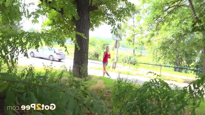 15P ブロンドの女の子デボラは、晴れた日の真ん中に未舗装の道路でおしっこをします