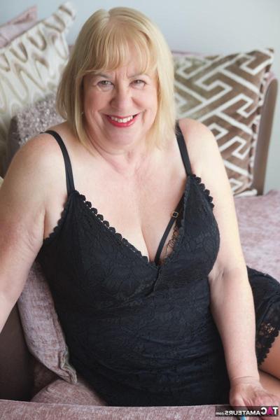 16P Mature British BBW Speedy Bee fondles her breasts during solo action