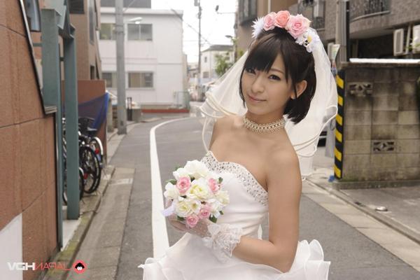 15P 美しい日本の花嫁、成宮ルリが大切な日に路上でポーズをとる