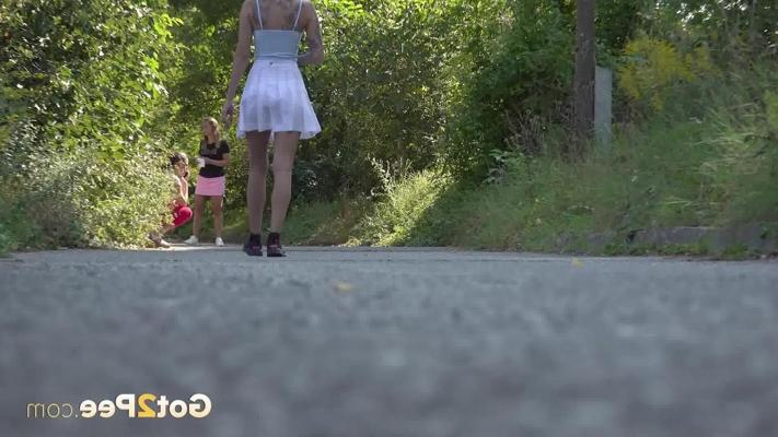15P Solo girl Ali Bordeaux spreads her legs wide apart while pissing on a road