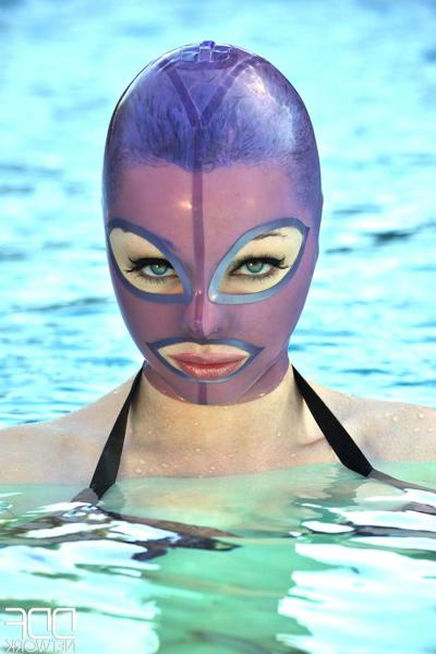20P Hot Legs And Feet Latex Lucy