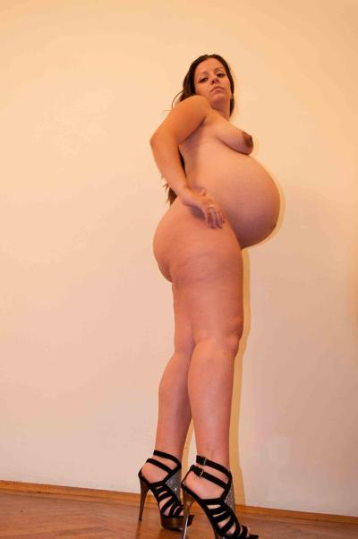 16P Pregnant Fiona F and Larissa Gold show off their swollen bellies & toy hotly