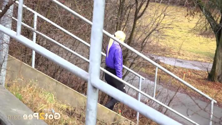 15P Blonde chick Vanessa Hell takes a badly needed piss on a pedestrian overpass