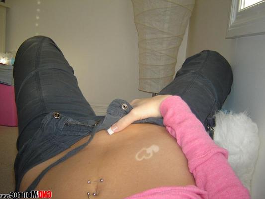 12P Amateur girl exposes her brassiere after unbuttoning her pants