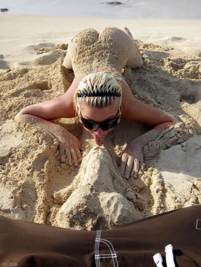 20P Blonde lesbian Bibi Noel & her slutty GFs fool around while naked at the beach