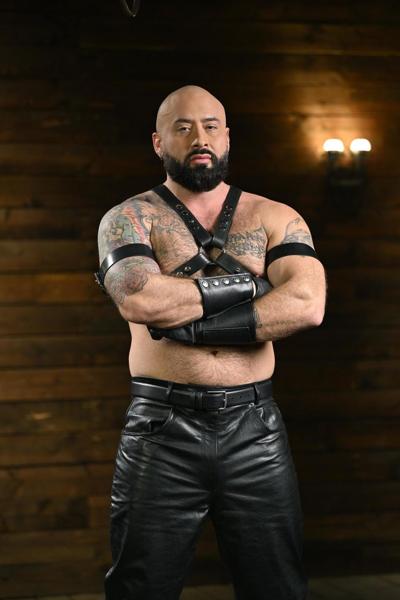 20P Gay bodybuilder Jax Phoenix analizes a submissive bottom after getting head
