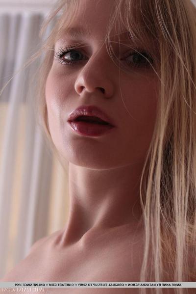 18P Hot blonde teen Annie Anne gets totally naked in an inviting manner