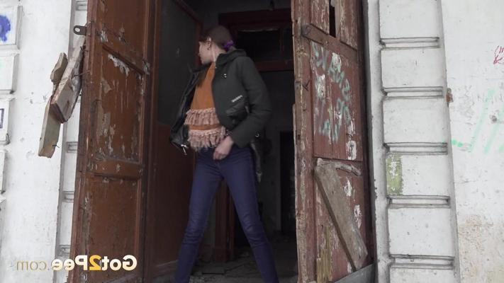 15P White girl Vika Lita gets caught taking a piss in the doorway of a shed