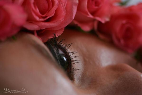 16P Barely legal beauty Sasha K adorns her naked body in fresh cut roses