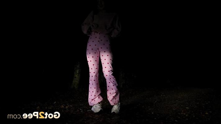 15P White girl Squanch Baby gets caught taking a pee outdoors at night