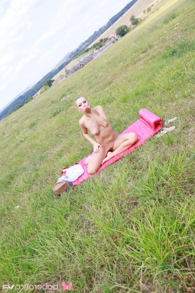 20P Beauty with a ponytail Ornela Morgan masturbating on a pink mat outdoors