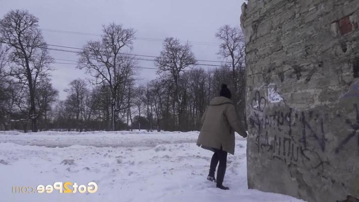 15P Short taken girl Katya Red ducks between two buildings to pee on the snow