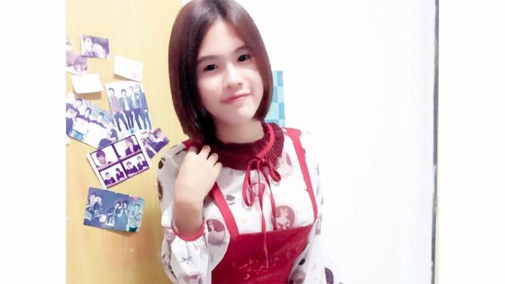 19P Die hübsche asiatische Shemale Gogo posiert oben ohne und in heißen Outfits für sexy Selfies