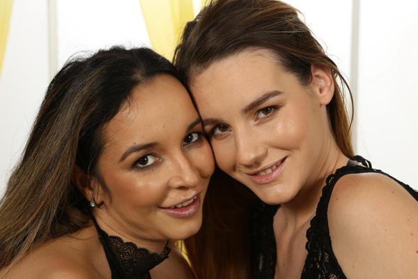 20P Kinky lesbians Francys Belle & Amanda Hill enjoying filthy g/g pissing play