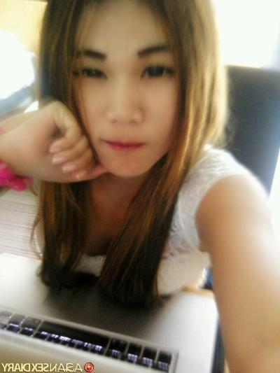 20P Cute Asian teen Jan gives a sloppy BJ before getting her bald pussy fucked