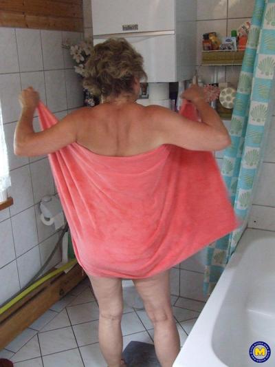20P Chubby amateur granny Inge shows her body and gets messy in a tub