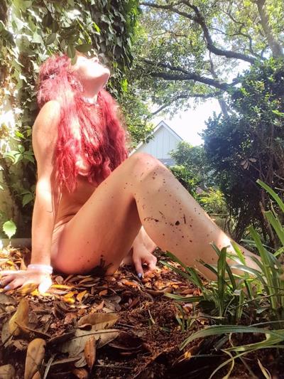 16P Redheaded amateur MILF Lady Scarlet poses in heels only outdoors