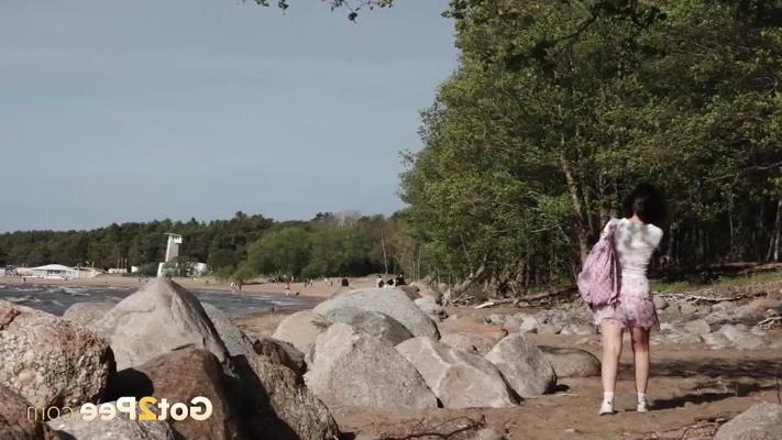 15P Соседскую девушку типа Риту застукали за писающей на валуны на пляже