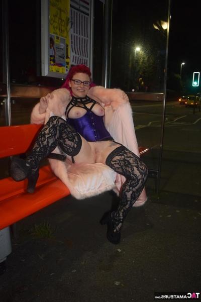 16P Redheaded amateur Mollie Foxxx flashes at night in a long coat