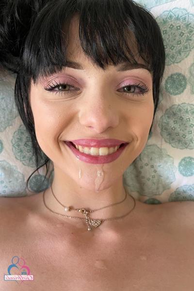 20P Amateur girlfriend Cecelia Taylor shows her booty, feet and innocent holes