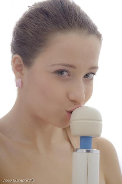 20P Stunning teen Elen uses a Hitachi toy on her bald pussy in a solo