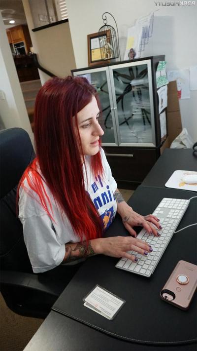 18P Inked redhead Tana Lea takes her hot bra off & shows big juggs on the dresser