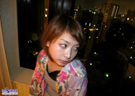 16P Japanese redhead Kyoko gets totally naked for a bath after roaming the streets