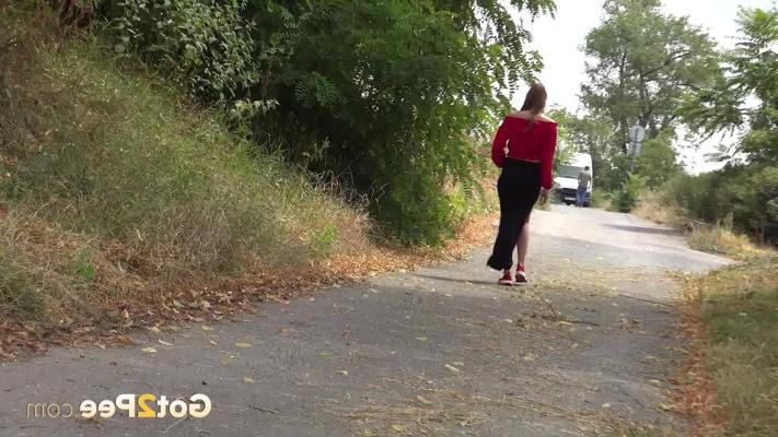 15P Pretty girl Yenna takes a badly needed pee while out for a walk