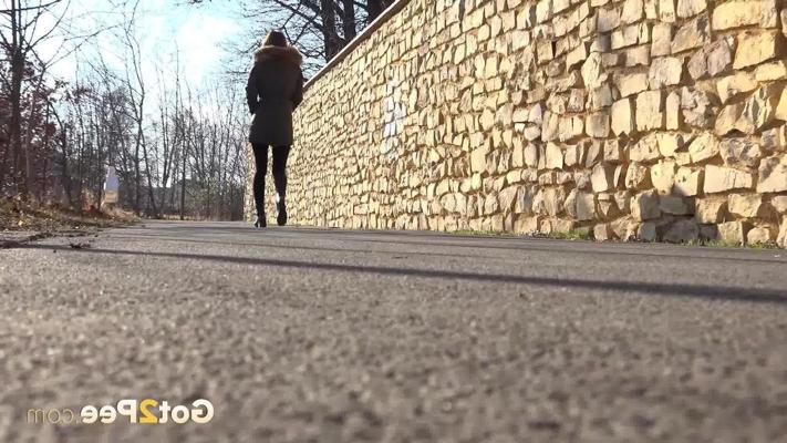 15P White girl Cynthia Vellons gets caught taking a piss on a paved road