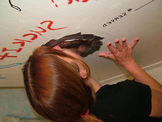 20P Slutty ginger wife Dee blowing a dick at the gloryhole and receiving a facial