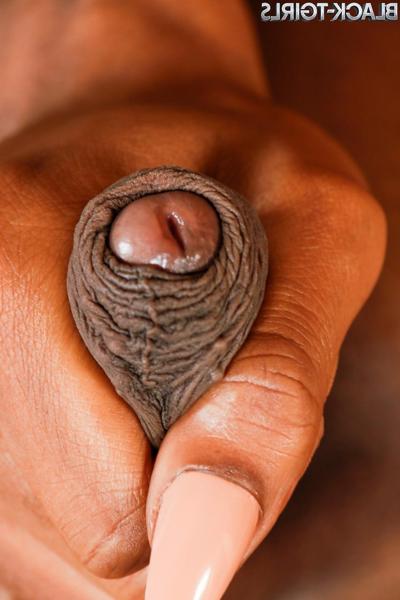 16P 黒人ニューハーフのケンドリアが小さなおっぱいと小さな包茎チンポを披露