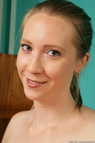 20P Scarlett, femme amateur, montre ses gros seins et sa chatte poilue en solo.