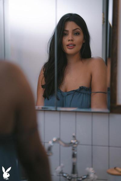 20P Sexy babe Jocelyn Corona shows her incredible pair of tits & booty
