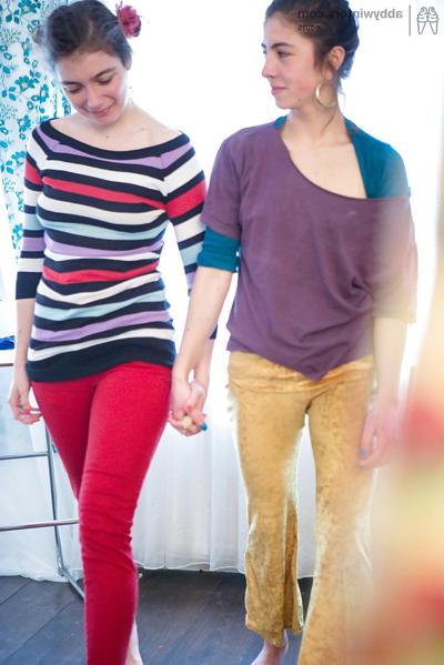16P アマチュア レズビアンの恋人フローラとサビナ M がお互いの服を着るのを手伝う