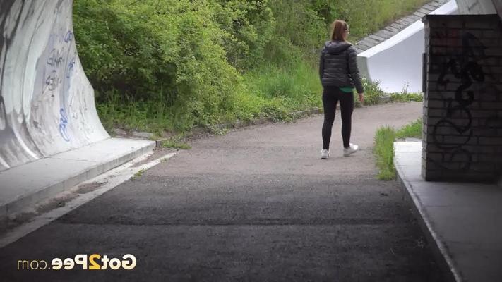 15P 白人の少女ナオミ・ベネットが舗装された道路でおしっこをするためにレギンスを引き下げる