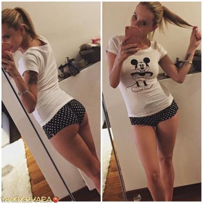20P All-natural amateur teen Vanessa D gives a BJ & poses butt naked