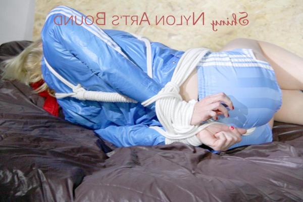 16P Блондинку оставили связанной и с кляпом во рту в нейлоновом пальто и шортах в тон