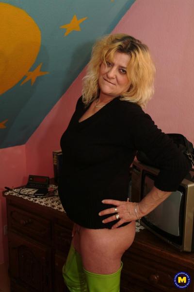 20P Mature wife Wempie moves her bikini aside and toys her pierced vagina on a bed