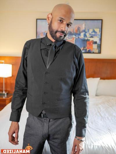 20P Hung black man Saul Leinad jerks his big dick in a hot bedroom solo
