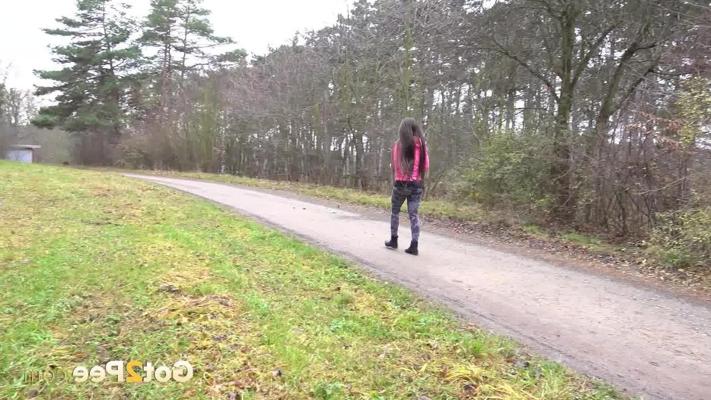 15P White girl Lara Fox pulls down her leggings to pee on a rural road