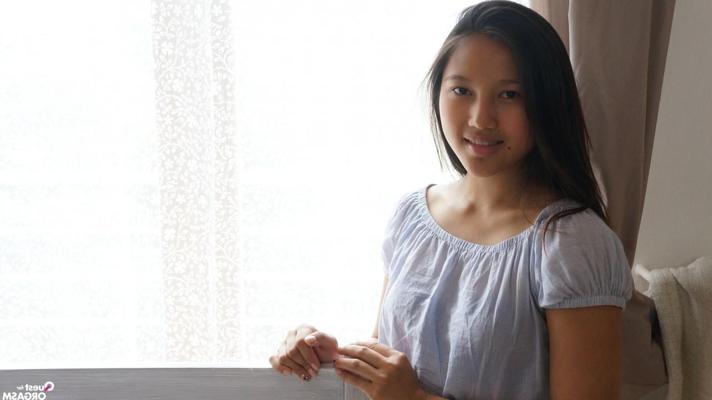 17P Die zierliche Asiatin May Thai benutzt verschiedene Vibratoren, um sich selbst zum Abspritzen zu bringen