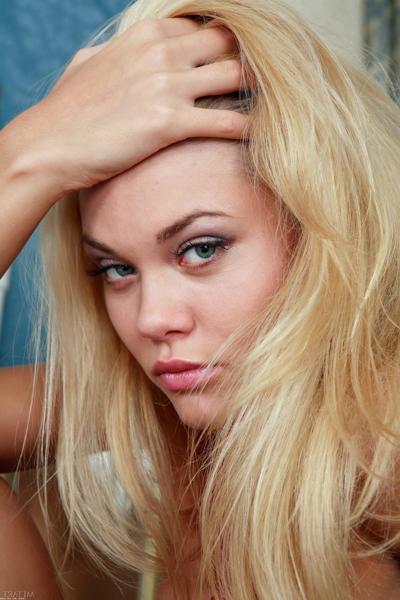 20P Golden-haired beauty Flora A losing her red lingerie and posing butt naked