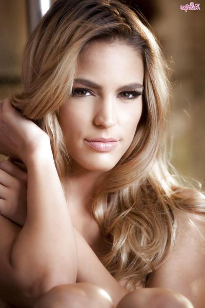 16P Blonde pornstar Ryan Ryans demonstrates her sexy ass in close up